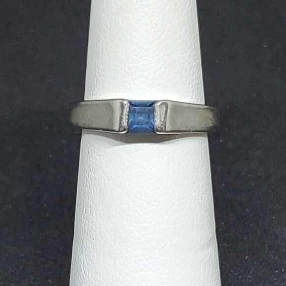 18K GE White Gold Ring with Blue Stone - Picture 1 of 7
